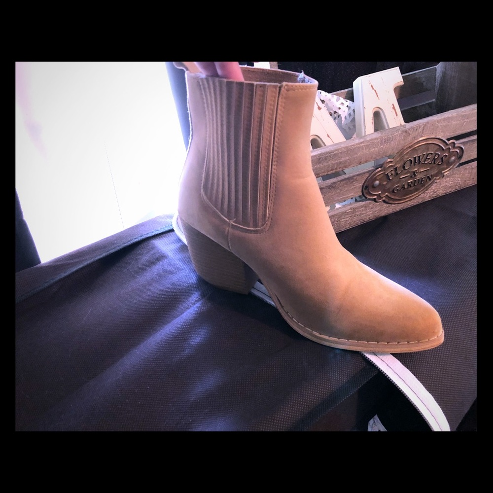 Camel booties